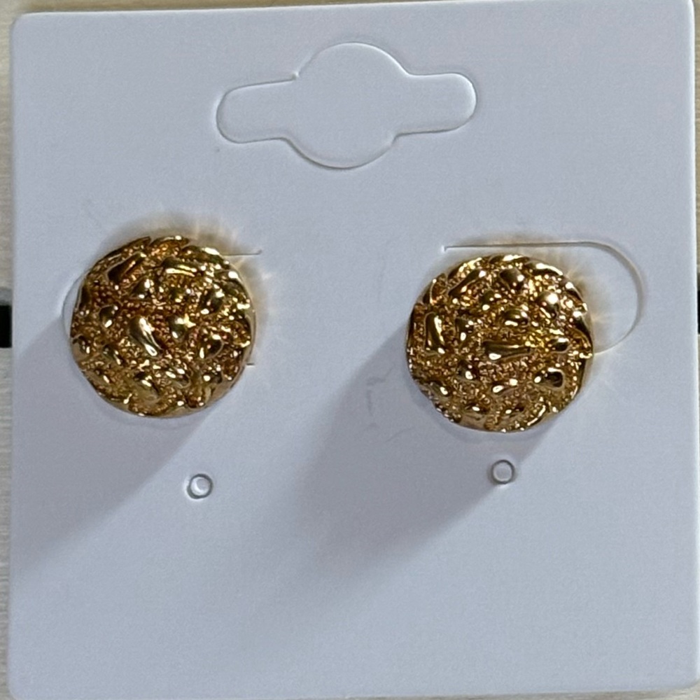 Gold tone posts.